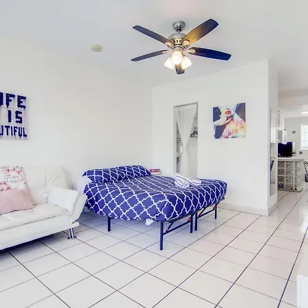 Sunny Ocean Dr Condo, W/2 Queen Beds, South Beach